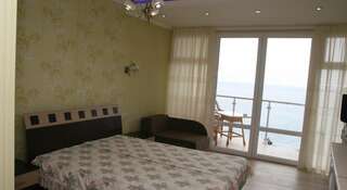 Гостиница Гостевой дом  Гурзуф Двухместный номер Делюкс с 1 кроватью, балконом и видом на море-2