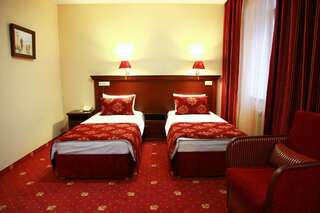 Фото номер Клуб Отель Корона Стандартный двухместный номер с 2 отдельными кроватями