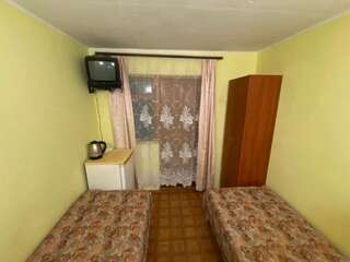 Гостевой дом У Чижика Севастополь Бюджетный двухместный номер с 2 отдельными кроватями и общей ванной комнатой-1