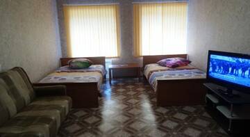 Фото номер Liliya Двухместный номер с 2 отдельными кроватями и дополнительной кроватью