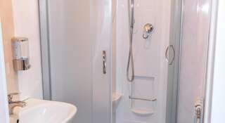 Фото номер Хостел Славянский Двухместный номер с 1 кроватью и собственной ванной комнатой