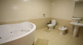 Гостиница Три Сосны Тольятти Люкс с гидромассажной ванной-14