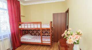 Гостиница Ва Бене Екатеринбург Кровать в общем четырехместном номере для мужчин и женщин-3