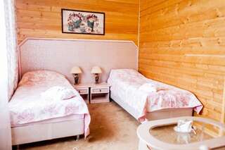 Фото номер Бережки Холл Двухместный номер с 2 отдельными кроватями - Деревянный коттедж