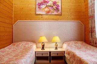 Фото номер Бережки Холл Двухместный номер с 2 отдельными кроватями - Деревянный коттедж