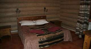 Фото номер База отдыха Приют Охотника Двухместный номер с 1 кроватью и видом на озеро