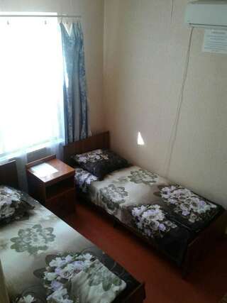 Фото номер Guest House Lakoba 32 Двухместный номер с 1 кроватью или 2 отдельными кроватями
