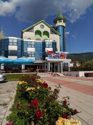 Отель Hotel and Restaurant Abas Плав