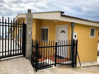 Апартаменты Yellow house Сутоморе