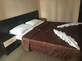 Фото номер Анна Двухместный номер с двуспальной кроватью и дополнительной кроватью