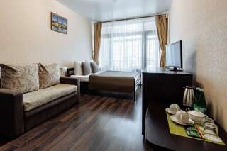Отель Дом Москвы Сухум Улучшенный номер стандарт с 1 кроватью или 2 отдельными кроватями и балконом-1