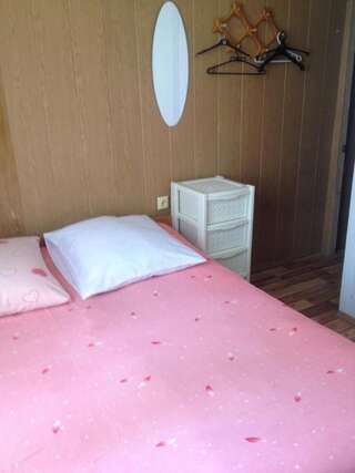 Фото номер Guest House Sakura Двухместный номер с 1 кроватью или 2 отдельными кроватями, общая ванная комната