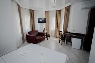 Отель Hotel Samson Сухум Номер Делюкс с кроватью размера «king-size»-1