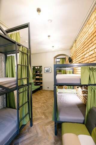 Фото номер Hello Grodno Hostel Спальное место на двухъярусной кровати в общем номере для мужчин и женщин