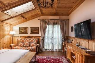 Курортные отели Туристический Комплекс Красный Бор Лисна Улучшенный номер с кроватью размера «queen-size»-2