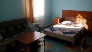 Фото номер Гостиница Околица в Ивацевичи Двухместный номер с двуспальной кроватью и дополнительной кроватью