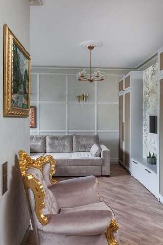 Апартаменты SO Retreat to a Quiet Leafy Street near the Buzz of Downtown Минск