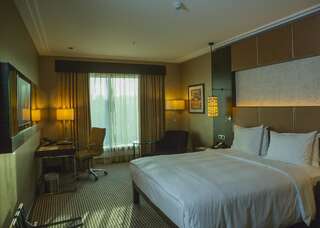 Отель Hilton Baku Баку Семейный номер с 2 смежными спальнями - Кровать размера «king-size» и 2 отдельные кровати-4