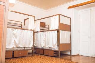 Хостелы Old Ganja Hostel Гянджа Кровать в общем 8-местном номере для мужчин и женщин-6