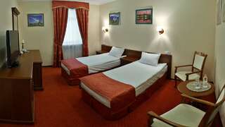 Фото номер Отель Украина Ровно Двухместный номер с 2 отдельными кроватями