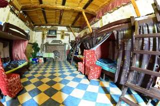 Хостелы Beliy Kakadu Ужгород Спальное место на двухъярусной кровати в общем номере для мужчин и женщин-30