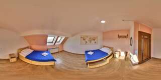 Хостелы VULYK Hostel Ужгород Односпальная кровать в двухместном номере с 2 отдельными кроватями-1