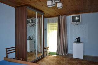 Гостевой дом Guest house Primorskaia 7 Затока Четырехместный номер эконом-класса с общей ванной комнатой-31
