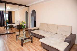 Апартаменты Semi-luxury Apt on Yatsenka 8 near Intourist Hotel Запорожье