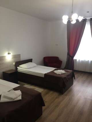 Фото номер Hotel Karpaty Просторный двухместный номер с 2 отдельными кроватями