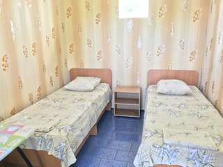 Фото номер Гостевой дом «Полина» Стандартный двухместный номер с 2 отдельными кроватями