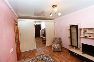 Фото номер Light House Pavlodar Hostel Двухместный номер с двуспальной кроватью и дополнительной кроватью