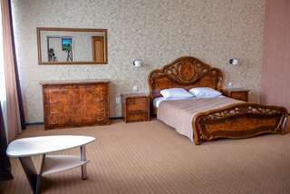 Отель Meridian Караганда Двухместный номер Делюкс с 2 отдельными кроватями-5