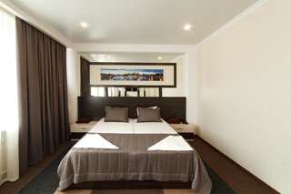Отель Meridian Караганда Большой двухместный номер с 1 кроватью или 2 отдельными кроватями-15