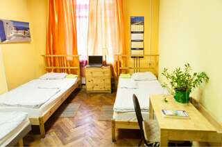 Хостел Moscow Home Hostel Москва 3-х местный номер-1