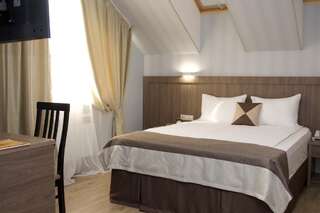 Гостиница Хемингуэй Краснодар Двухместный номер Делюкс с 1 кроватью или 2 отдельными кроватями, вид на озеро-1