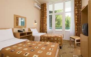Гостиница Санаторно-Курортный Комплекс «Знание» Адлер Двухместный номер эконом-класса с 2 отдельными кроватями-1