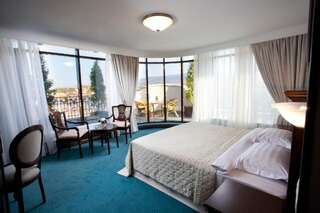 Гостиница Гранд-отель Александровский Владикавказ Улучшенный двухместный номер с 1 кроватью или 2 отдельными кроватями-1