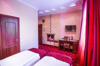 Гостиница Бутик - Отель 13 Стульев Петрозаводск Стандартный двухместный номер с 2 отдельными кроватями-11